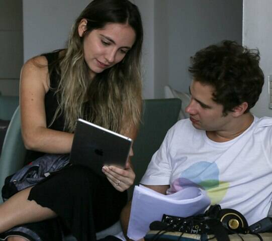 Os atores Ana Carolina Carvalho e Matheus Silvestre nos bastidores da gravação da série para a internet "RG - A Revolução" / Foto: divulgação
