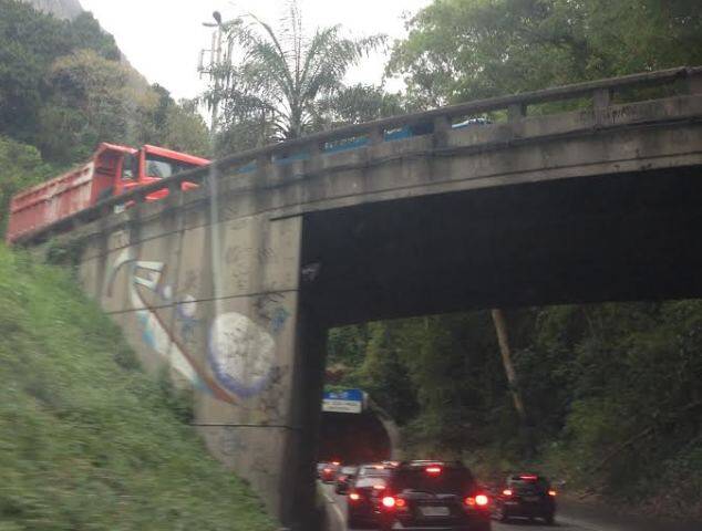 Viaduto na Gávea: o que todo mundo  quer saber é se a Prefeitura já fez alguma vistoria na estrutura do viaduto para garantir a segurança 