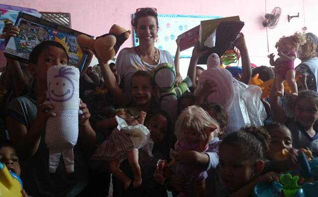 Narcisa Tamborindeguy: visita ao Orfanato Lar de Narcisa, nessa terça-feira (07/10)., com muitos beijos distribuídos 