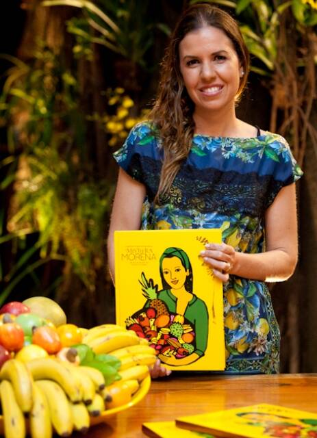 A chef Morena Leite e seu livro, que tem fotos de Tuca Reinés e um glossário, com  explicação dos ingredientes utilizados nas receitas / Foto: Edvaldo Luccena