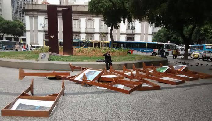 "Água": a exposição que estava na Praça da Candelária, no Rio, foi retirada do local depois que vândalos destruíram as gravuras