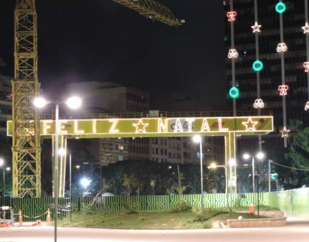 Além da iluminação festiva dos prédios comerciais próximo, a Praça Nossa Senhora da Paz ganhou um letreiro de Feliz Natal do Consórcio do Metrô / Foto: divulgação