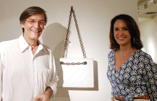 Luiz Philippe, a Chanel de azulejos e Regina Martelli,  na galeria Marcia Barrozo do Amaral/ Foto: divulgação
