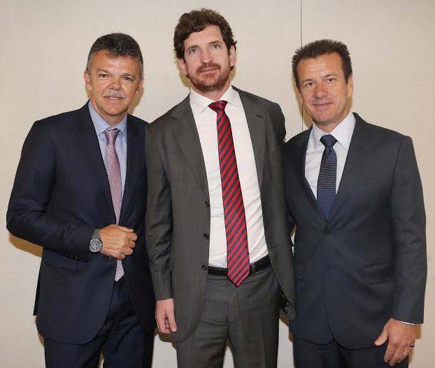 O secretário da Casa Civil, Leonardo Espíndola com Gilmar e Dunga - momento apreciado por ele, louco por futebol / Foto: divulgaçãção 