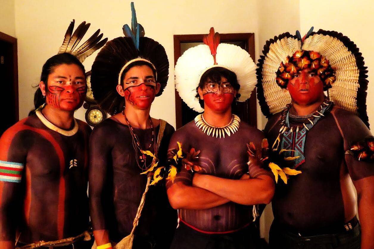 Na foto acima Lidia Urani com Aritana; nesta foto, vários índios da tribo Funiô, hospedados da Para Ti Guesthouse, em São Conrado / Fotos: Lu Lacerda