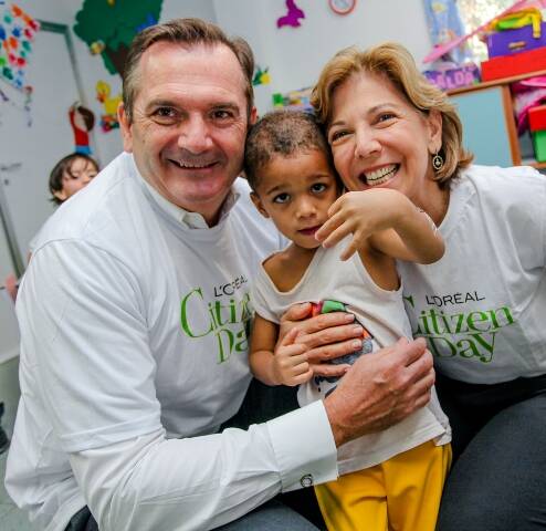 Didier Tisserand, presidente da L'Oréal no pais, com Maria Lúcia e uma criança da creche em Realengo mantida pela ONG RioSolidário / Foto: Bruno Itan