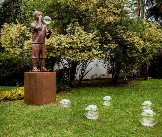 A escultura inflável flutuante”Τηθύς – Tethys”, de Suzana Queiroga, da galeria Artur Fidalgo; e “Na medida do possível”, trabalho de Flávio Cerqueira, da galeria Casa Triângulo, em bronze e vidro: no Palácio do Catete  