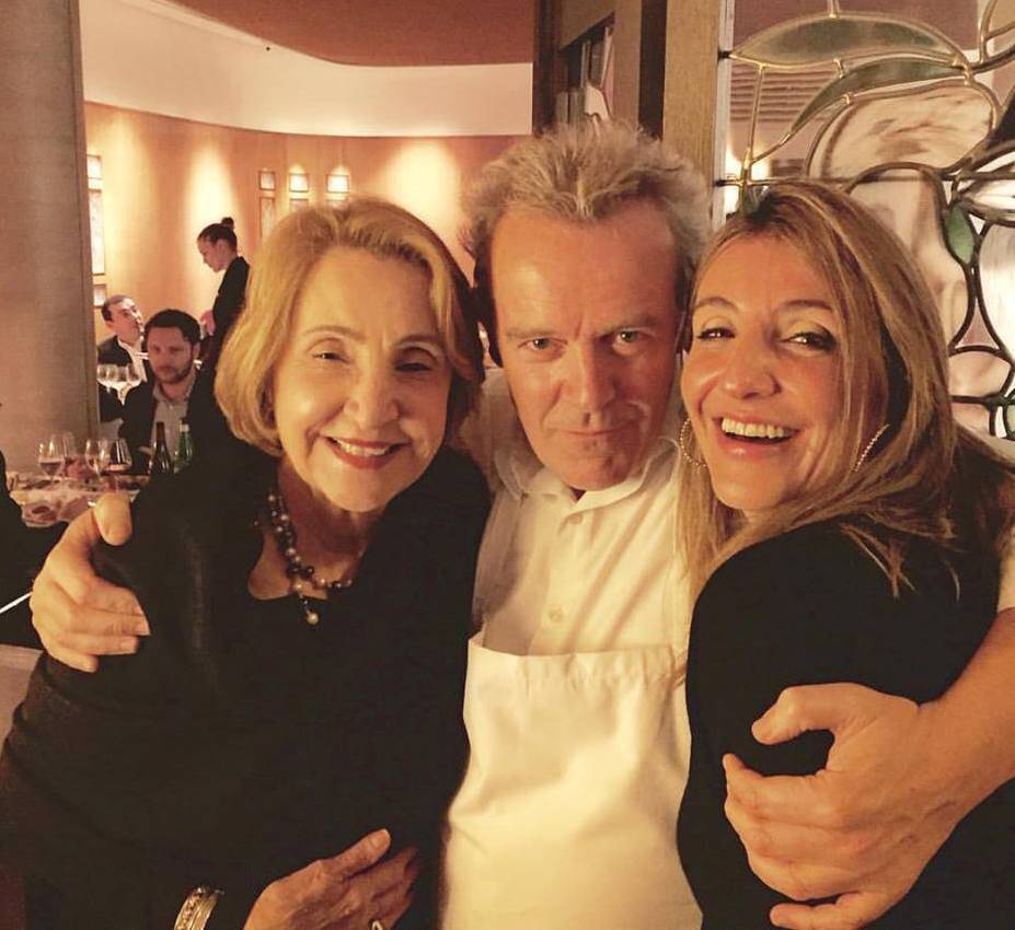 O chef Allan Passard  (do Arpege) entre Laura e Roberta Pederneiras: clima alegre e restaurante lotado 