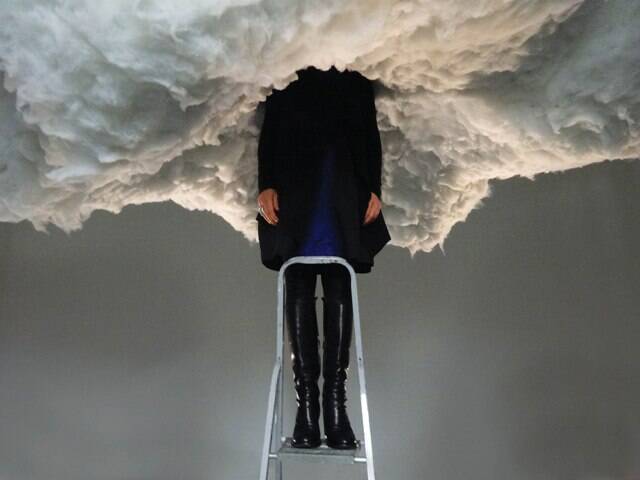 Smoke Cloud: o visitante tem que subir uma escada para ter a sensação proposta pelo autor da instalação / Foto: divulgação