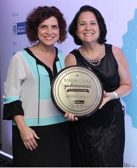 A ecochef Flávia Quaresma entrega o prêmio para Teresa Corção, no Palácio Guanabara / Foto: divulgação