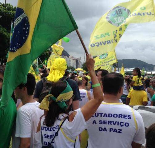 Manifestação em Copacabana: solidariedade, tristeza e luto, sem perder a alegria / Fotos: Lu Lacerda 