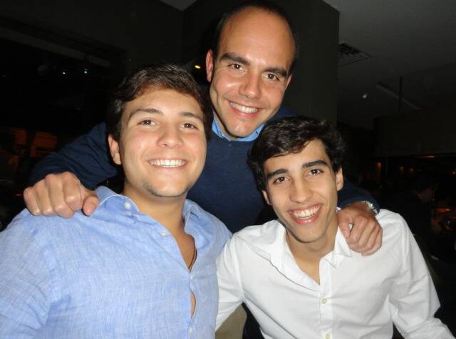 Antonio Paulo (no meio), com os irmãos Pedro e Rafael: três netos de Pitanguy escolhem a Medicina / Foto: Lu Lacerda 