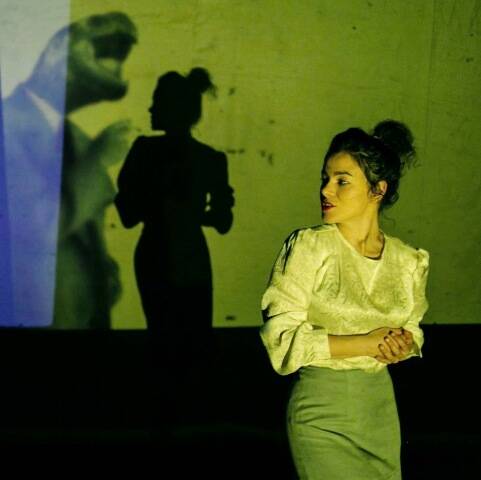 Morena Nascimento, em cena, dançando o solo "Rêverie", dirigido por Carolina Bianchi / Foto: Vitor Vieira