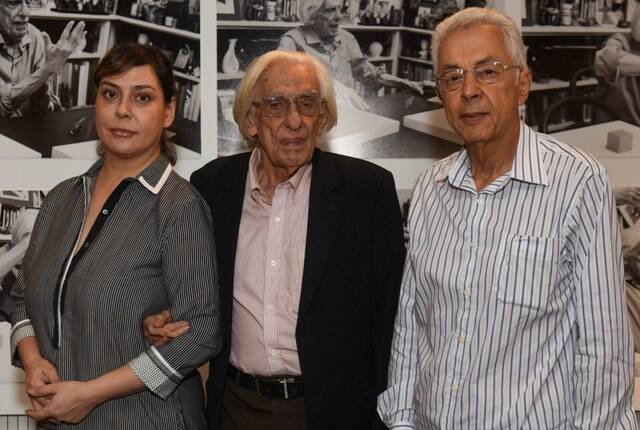 Gullar entre os curadores da exposição, a poeta Claudia Ahimsa e o pesquisador Augusto Sérgio Bastos / Foto: André Telles