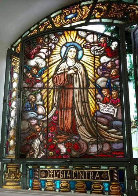 Um dos vitrais da igreja de Nossa Senhora do Brasil, na Urca, onde vai ser a Missa de Sétimo Dia de Michael Koellreutter / Foto: reprodução do Facebook