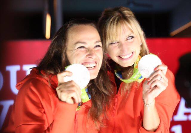 Martina Hingis e Timea Bacsinszky: a dupla comemorando a medalha de prata, no Biaxo Suiça, na noite deste domingo / Foto: Miguel Sá