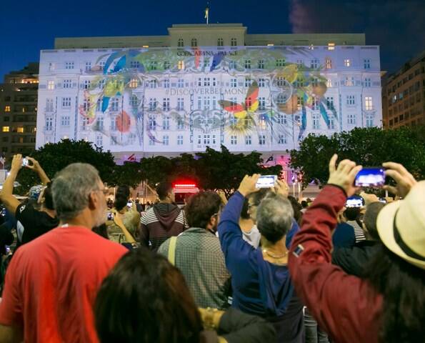 Público assiste à projeção inédita na fachada do Copa