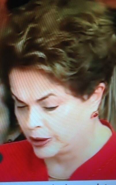 Dilma Rousseff: Por que a  ex-presidente usou vermelho PT para pronunciamento tão aguerrido? /Foto: reprodução Globonews