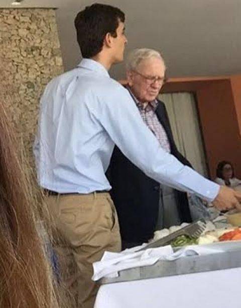 Warren Buffett: o investidor americano almoçando no Country Clube, em Ipanema / Foto: amiga da coluna