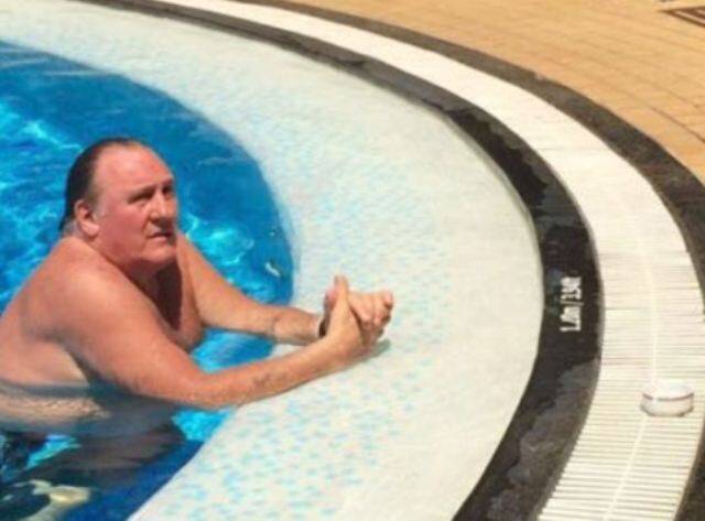 Gérard Depardieu na piscina do Sofitel Copacabana 2