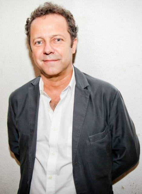 Com criação de Vik Muniz, atletas montam coração com peças de quebra-cabeça