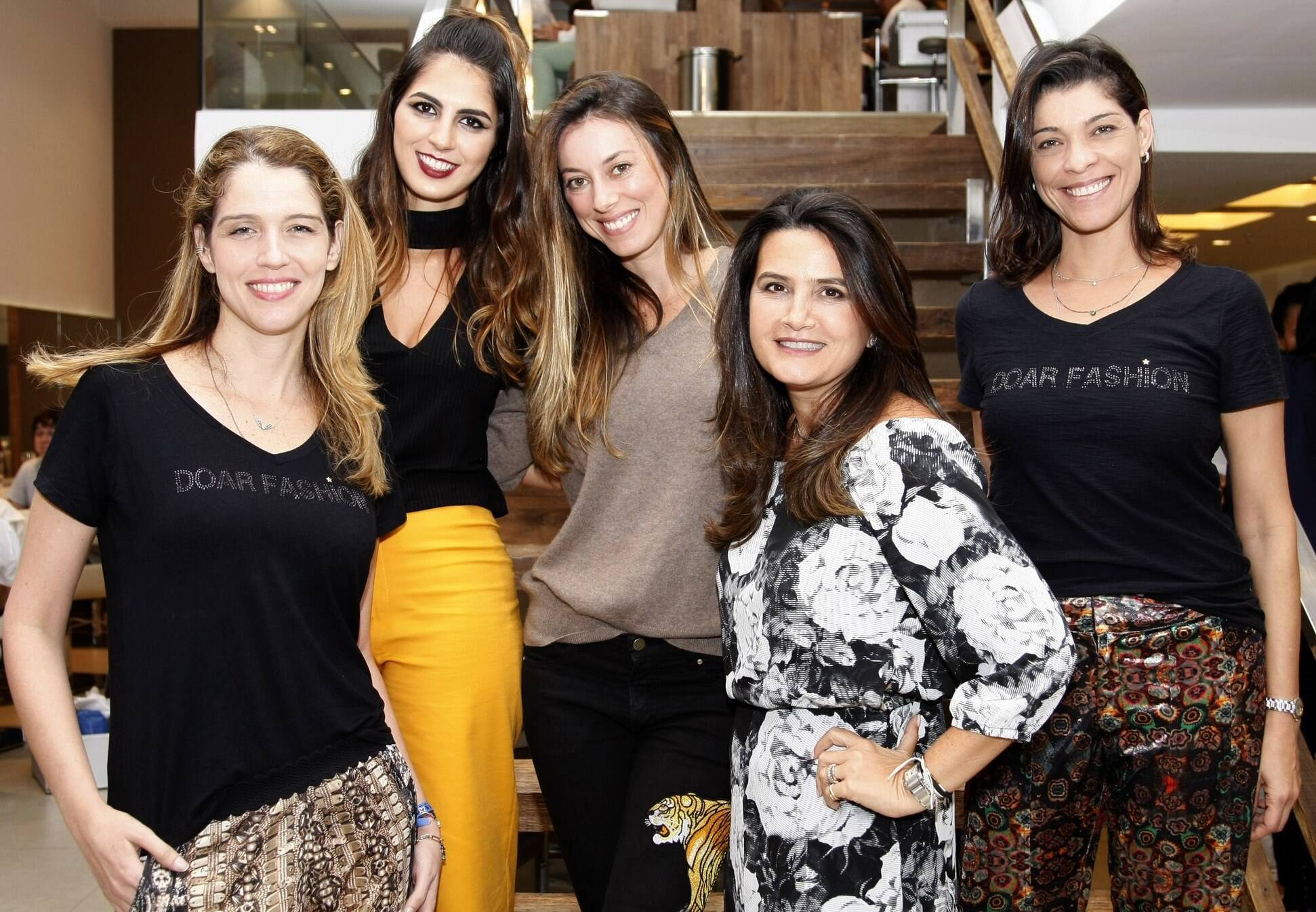 _46Q5129-Dani Martins, Daniella Vaz, Fabiola Cabral, Fernanda Chies e Marcia Areias-embaixadoras com as meninas do Doar Fashion
