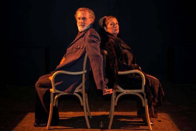 Edi Botelho e Tássia Camargo são os protagonistas da peça 'As Cadeiras' com direção de Ney Latorraca / Foto: Antonio Caetano