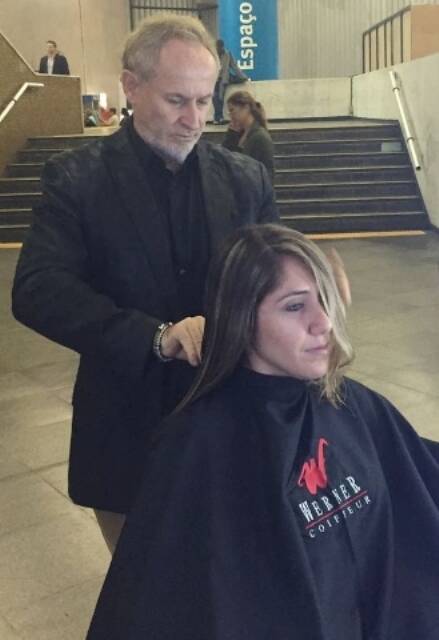 Na campanha do ano passado, o cabeleireiro Rudi Werner também participou com ações no Metrô do Rio / Foto: divulgação