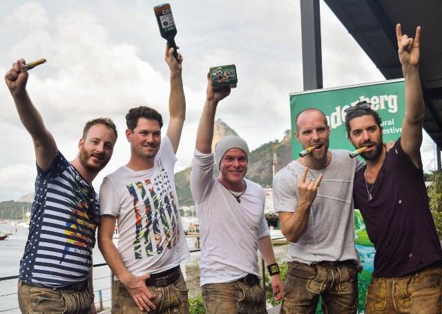 Os rapazes da banda alemã VoXXclub estão visitando pontos turísticos e favelas do Rio / Foto: divulgação