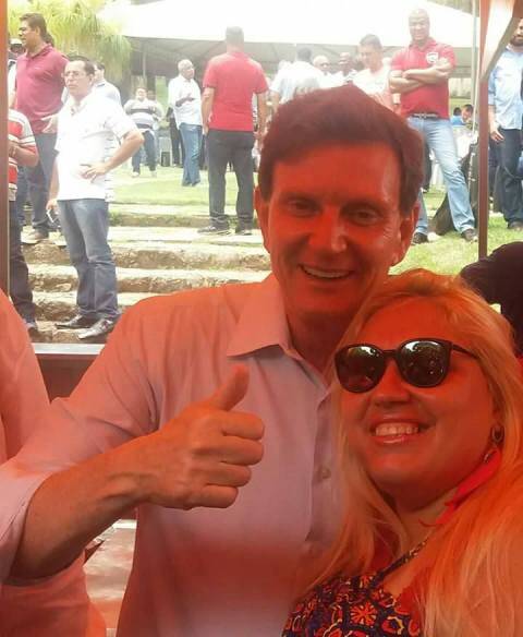 O prefeito eleito Marcello Crivella e uma eleitora, no churrasco deste sábado, em Ilha de Guaratiba / Foto: reprodução