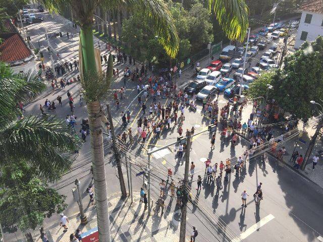 Amigo do site flagrou com sua câmera esse registro do clima tenso no Jardim Botânico, com protestos dos moradores / Foto: divulgação