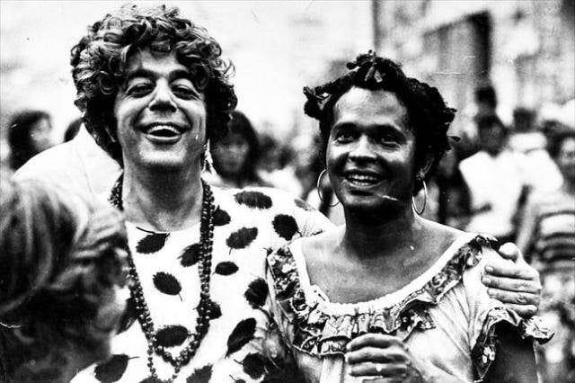 Sergio Cabral, pai, e Walter Firmo, no carnaval carioca de 1967: amigos desde a juventude / Foto: reprodução