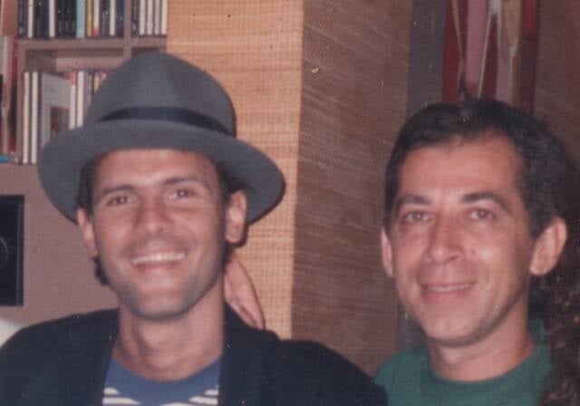 Paulinho Lima, à direita, de verde, com Cazuza: uma das inúmeras amizades que fez com artistas / Foto: acervo pessoal do produtor