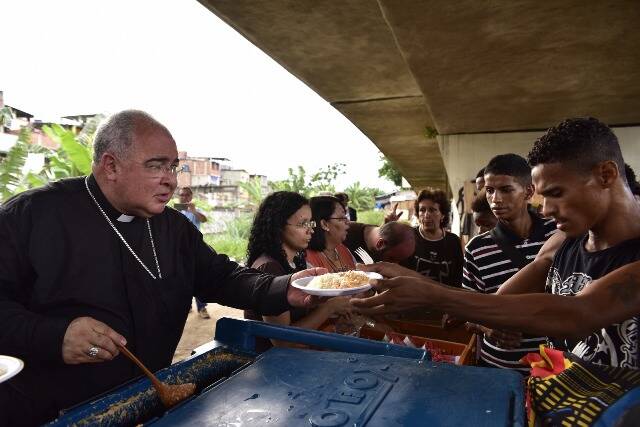 Dom Orani Tempesta: o arcebispo do Rio numa de suas ações com a população de rua da cidade / Foto: divulgação