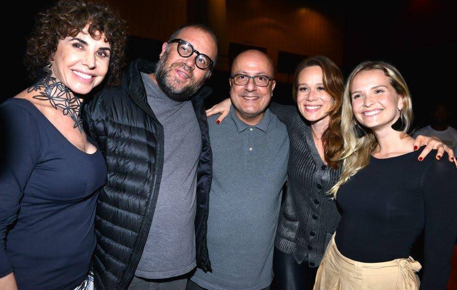 Na primeira foto, Fernanda Montenegro, Marco Nanini e Mariana Ximenes; na segunda foto, Glória Pires entre o casal Affonso Romano e Marina Colasanti; na terceira foto, Tatiana Leskova e André Midani; nesta foto, Claudia Alencar, Otavio Müller, Emilio Kalil, Mariana Ximenes e Fernanda Rodrigues na Cidade das Artes / Fotos: Cristina Granato 