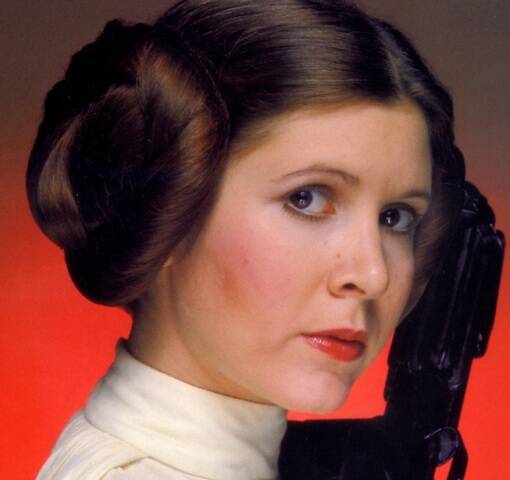 A atriz Carrie Fisher, que morreu nesta terça (27/12), aos 60 anos, no alto; acima, como a princesa Leia, de Guerra nas Estrelas, seu personagem mais conhecido / Fotos: reprodução