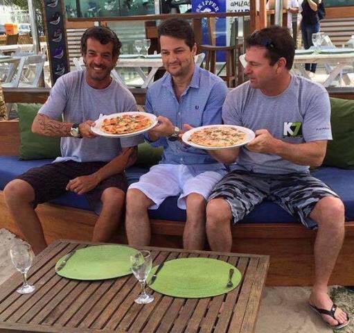 Marcelo Cunha, sócio do quiosque na Praia do Pepê, e os irmãos Marcelo e Alexandre Serrado: pizzaria em família / Foto: divulgação