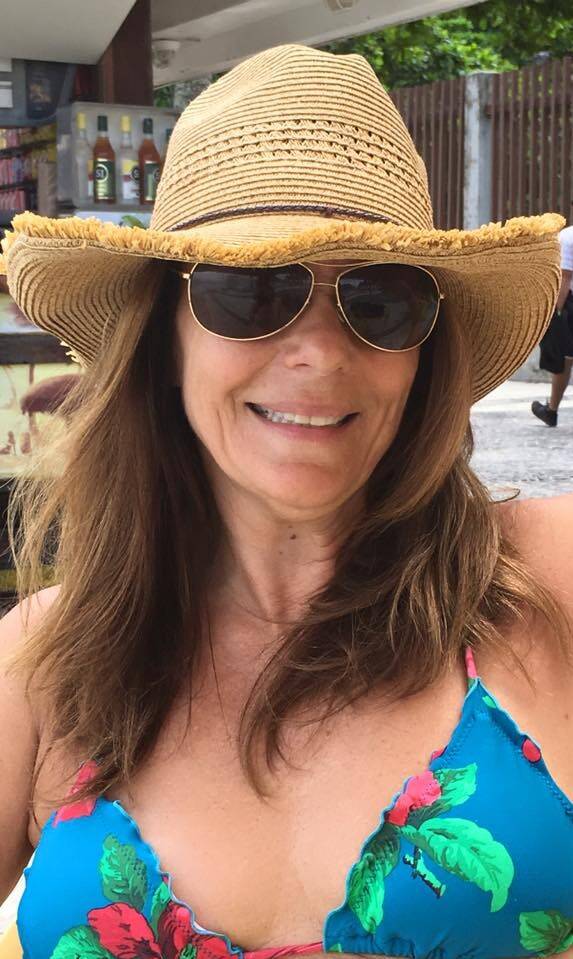 Patricia Secco; artista plástica rindo, bem antes de ser ameaçada na praia, por pivetes: "Voltei a morar no Brasil e vivo tensa, estamos jogados no lixo", diz ela / Foto: reprodução 