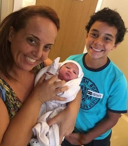 Nasceu bisneta de Lula: Lurian com a neta, Analua e o filho, João / Foto: reprodução Facebook 