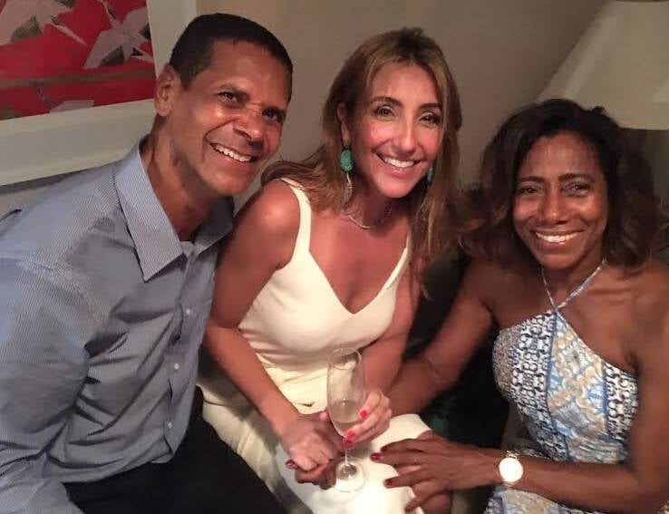 Roberta Pederneiras entre Pereira e Glória Maria: jantar no Leblon para 80 convidados / Foto amadora