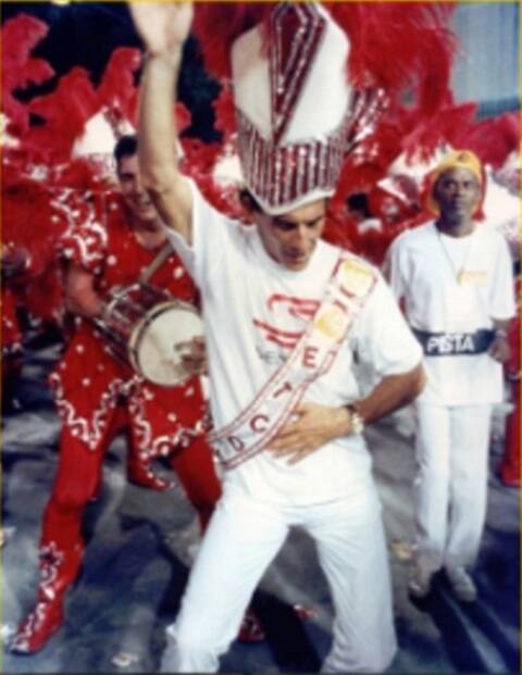 Ayrton Senna, em registro no carnaval carioca, em 1992: musical sobre sua vida começa a ser produzido pela Aventura Entretenimento / Foto: reprodução do Instagram