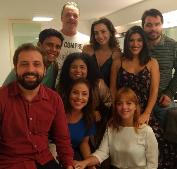 Na foto, Gregório Duvivier, Ernani Moraes, João Marcello Pallotino e o elenco da peça / Foto: Renata Campos