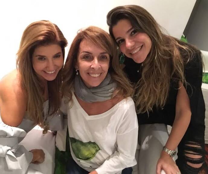 Rita Lessa, artista plástica mineira, fez uma sexta-feira (29/06) de vendas na casa de Lenny Niemeyer, na Lagoa, em parceria com Rosana Bernardes. A primeira, principalmente, com objetos de decoração inspirados nas bananeiras; a segunda, bijus e roupas de couro.