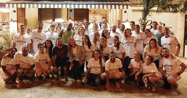 Equipe de voluntários que trabalhou no último mutirão e distribuiu mais de 400 hambúrgueres / Foto: Lucas Domso