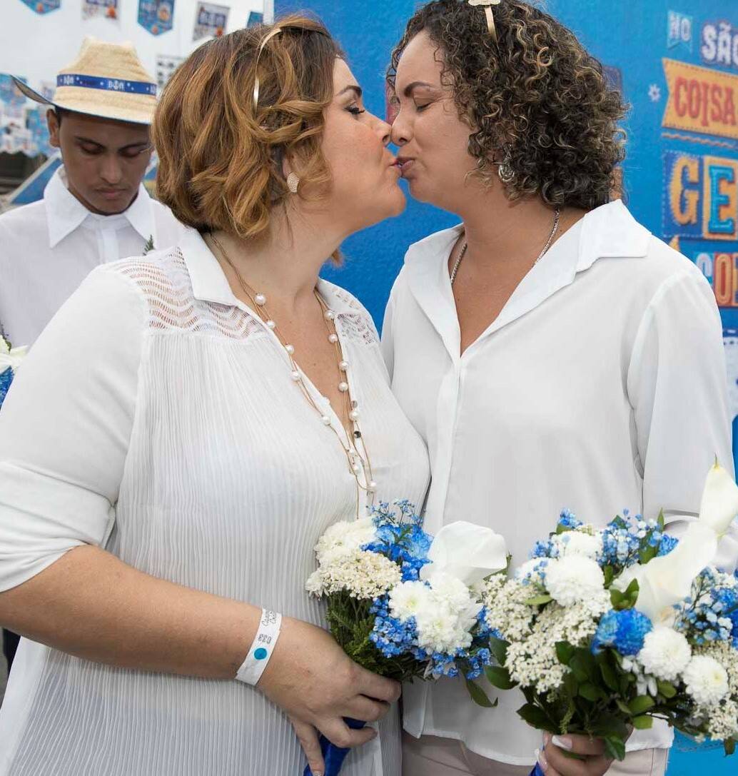 Na primeira foto, Fernando Torquatto com as noivas; na segunda, o beijo coletivo; nesta foto, Vanessa Moraes e Claudia Fernandes, casal gay que fez parte da cerimônia / Fotos: Felipe Panfili