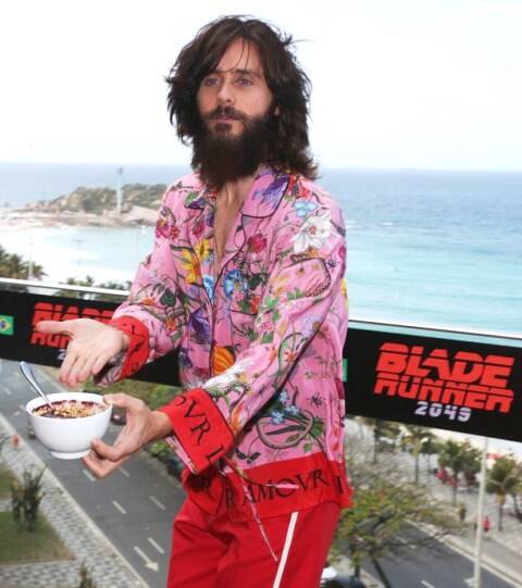 No alto, Jared Leto perseguido por uma multidão de fãs em Ipanema, neste início de tarde de segunda; e, acima, no Fasano, com seu inseparável açaí/ Fotos: Agnews