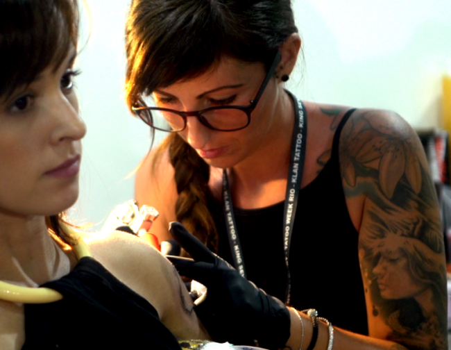 A tatuadora portuguesa Irina Caldas em ação na última edição do Tattoo Week /Foto: Francisco Soares