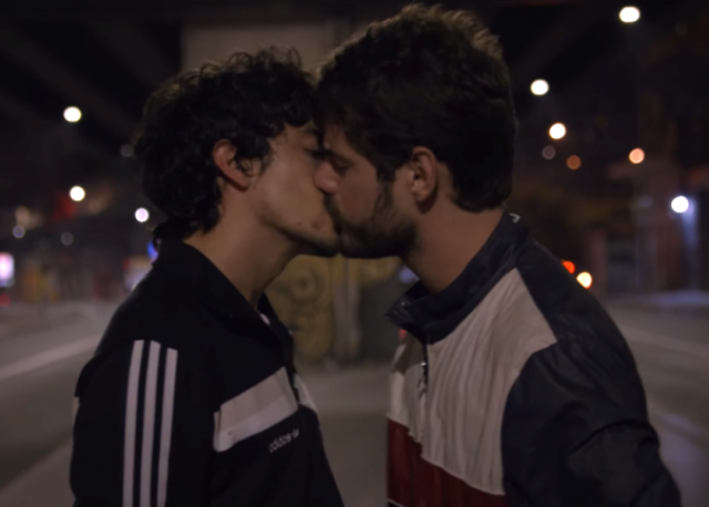 Jesuíta Barbosa e Maurício Destri: atores dão beijão em clipe de Hooker e Liniker /Foto: Reprodução YouTube