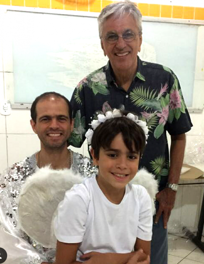 Na primeira foto, Caetano com o irmão, Rodrigo Antônio; e na segunda, com o filho, Moreno, e o neto, José /Fotos: Reprodução Instagram