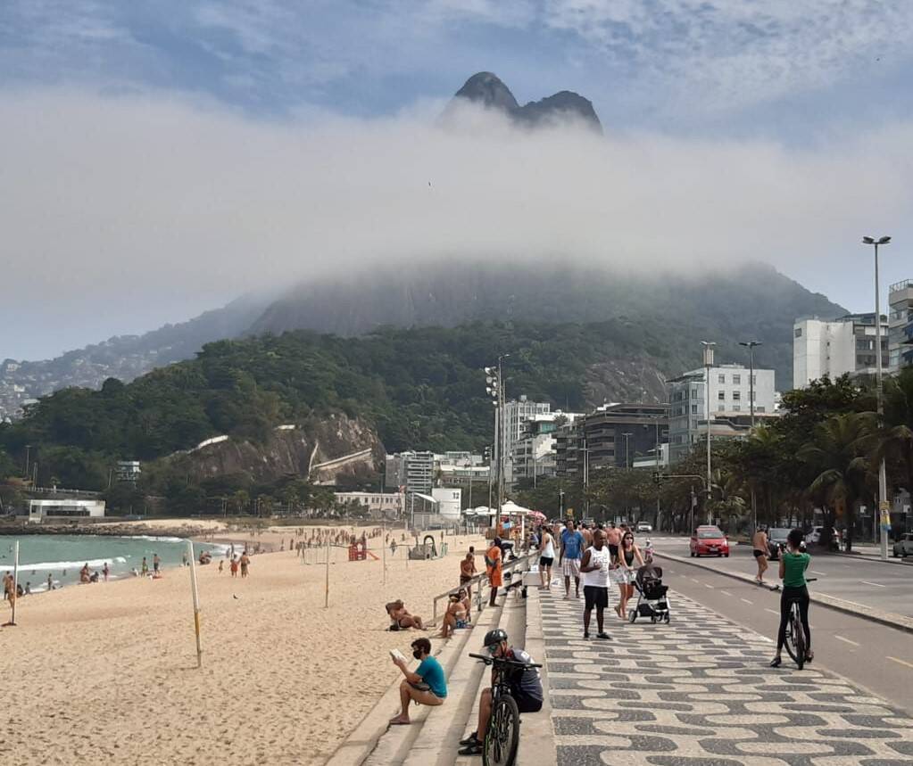 Empreendedores cariocas são teimosos: mais uma bola inflável é apreendida  no mar, Lu Lacerda